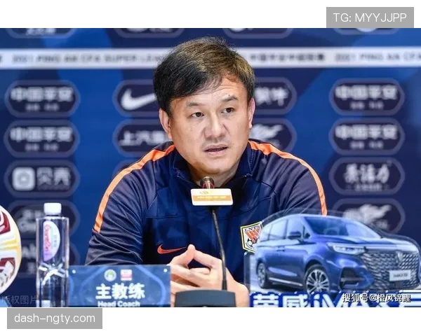 巴斯托尼如何定义三中卫体系中的左中卫角色？